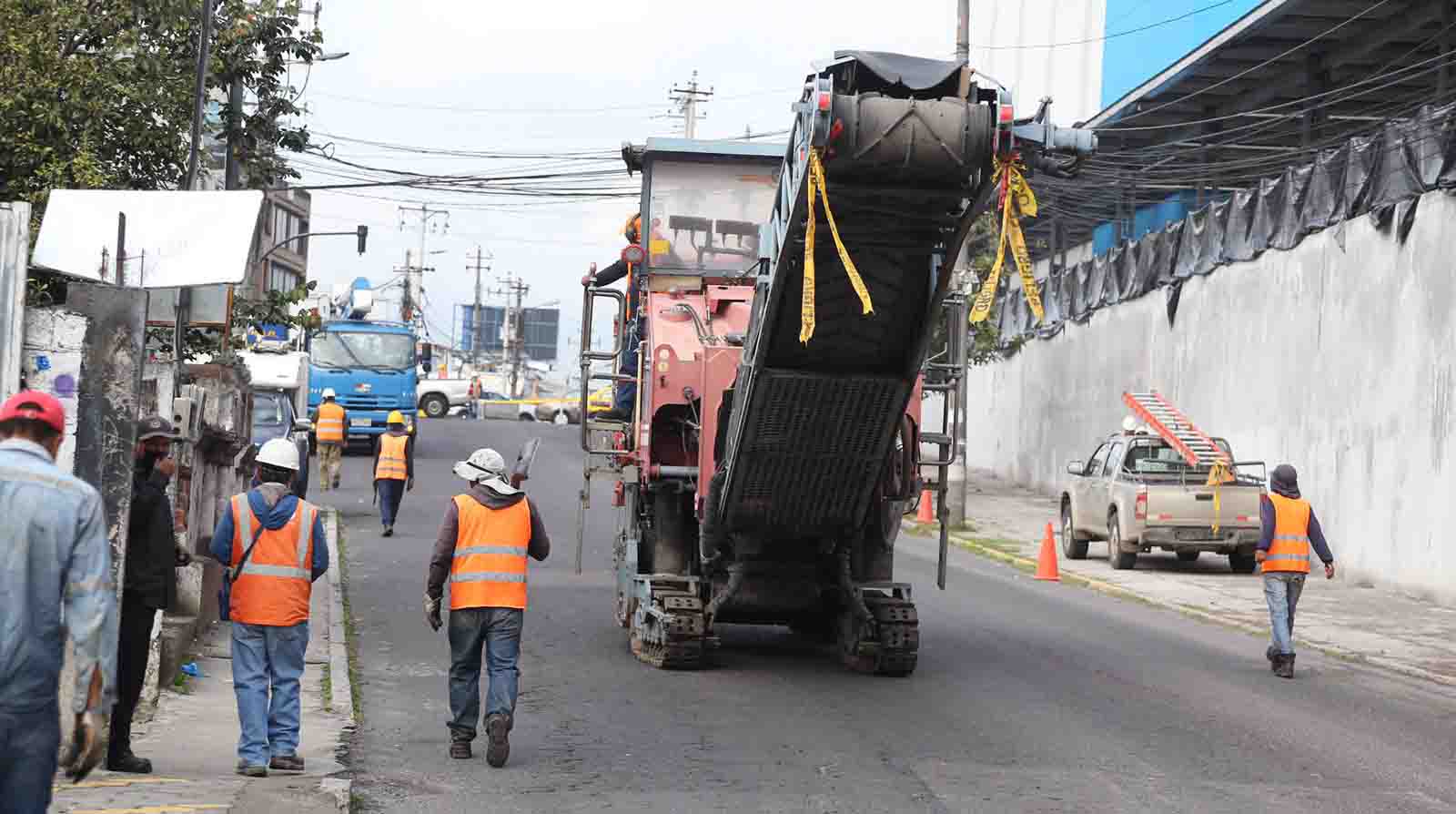 Iniciaron los trabajos de re asfaltado de 1600 metros de la Av 5 de Junio al sur de Quito.. Foto: Diego Pallero / EL COMERCIO.