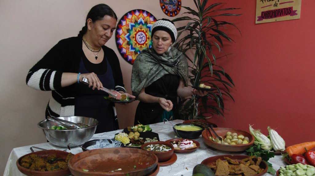 Claudia Sánchez y Lalita Isaki preparan comida vegana en el restaurante 'Identidad Natural' como parte de los eventos gastronómicos de la conmemoración del Bicentenario de la Batallal de Pichincha. Foto: Patricio Terán / EL COMERCIO.