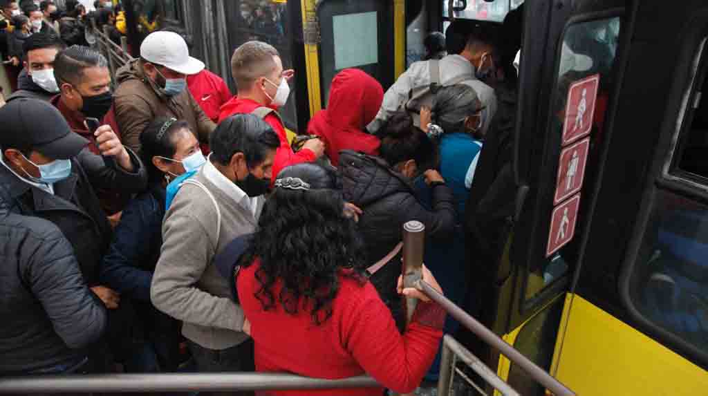 En la estación La Ofelia del Corredor Central Norte se registra aglomeración de personas que utilizan el servicio. Foto: Patricio Terán / EL COMERCIO.