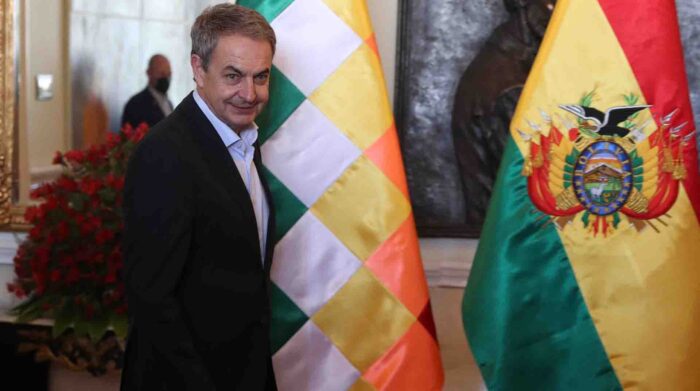 El expresidente del Gobierno español José Luis Rodríguez Zapatero fue registrado este jueves, antes de ofrecer una rueda de prensa, en La Paz. Foto: EFE.