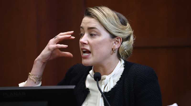 La actriz estadounidense Amber Heard reacciona en el estrado durante el juicio por difamación. Foto: EFE