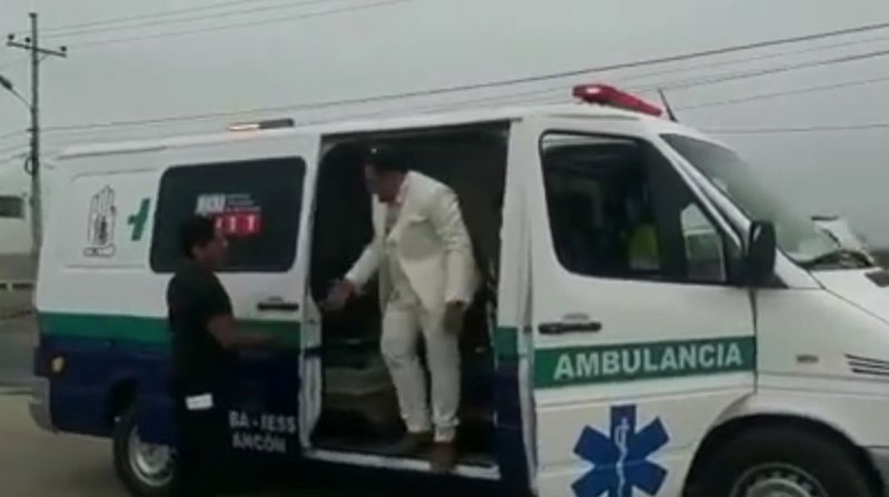 Un joven fue transportado en una ambulancia del IESS para llegar al lugar en donde se iba a casar, en la provincia de Santa Elena. El uso del vehículo es de uso exclusivo para emergencias. Foto: Captura de video