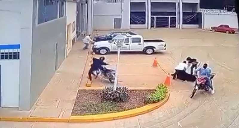 Una grabación muestra el momento que ocurre el asesinato de un guardia de seguridad en Guayaquil. Foto: Captura del video