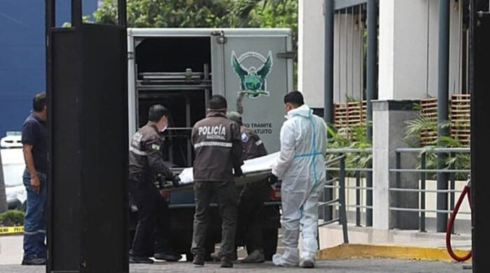 Agentes realizaron el levantamiento del cadáver del abogado Walter Vallejo, quien fue asesinado el 5 de mayo del 2022. Foto: Fiscalía