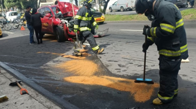 Los Bomberos colocaron material absorbente sobre la avenida 6 de Diciembre, para limpiar el combustible que quedó sobre el asfalto. Foto: Twitter Bomberos de Quito
