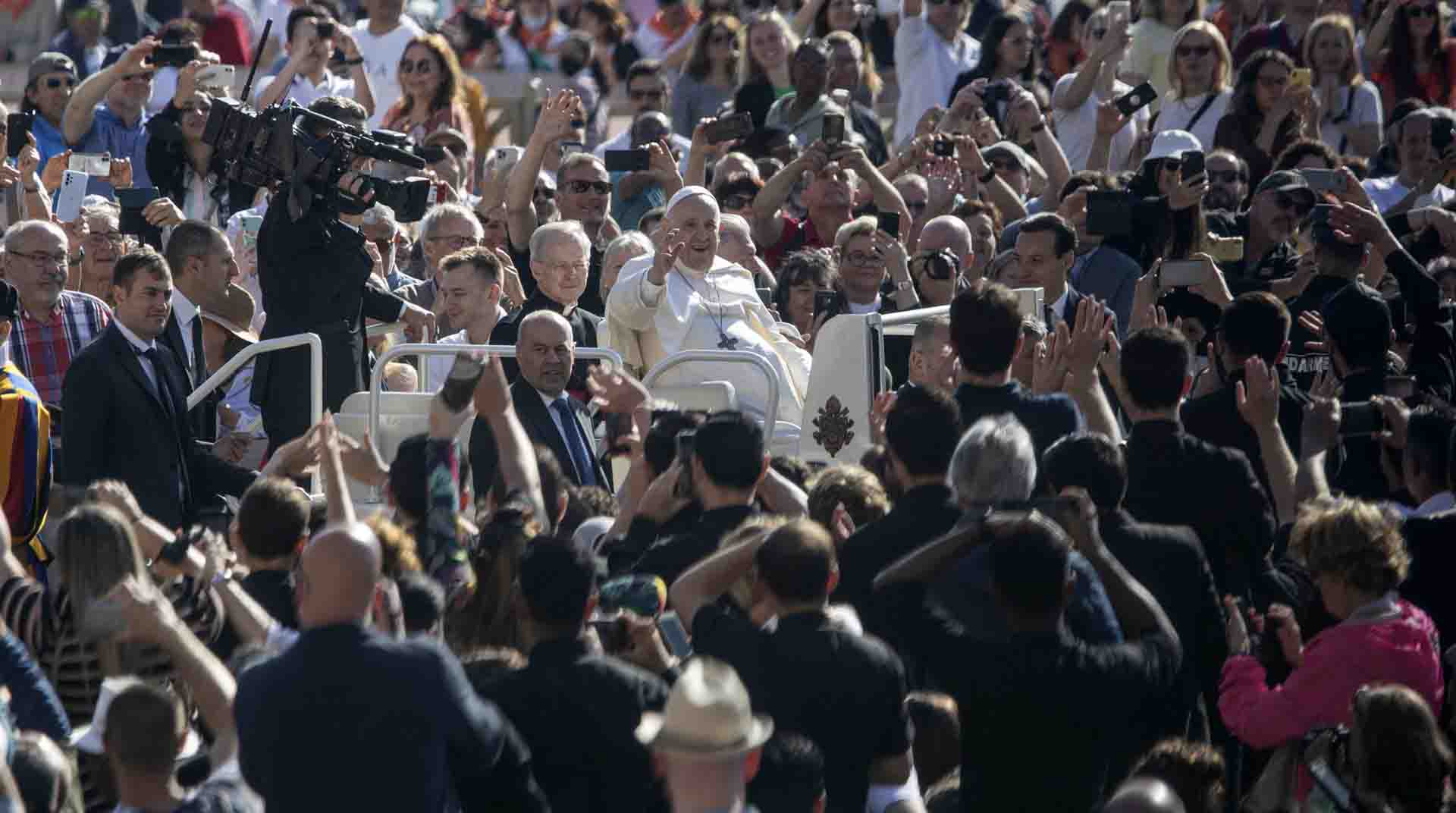 El papa Francisco rodeado de fieles a su llegada a la Plaza de San Pedro, en el Vaticano. Foto: EFE.