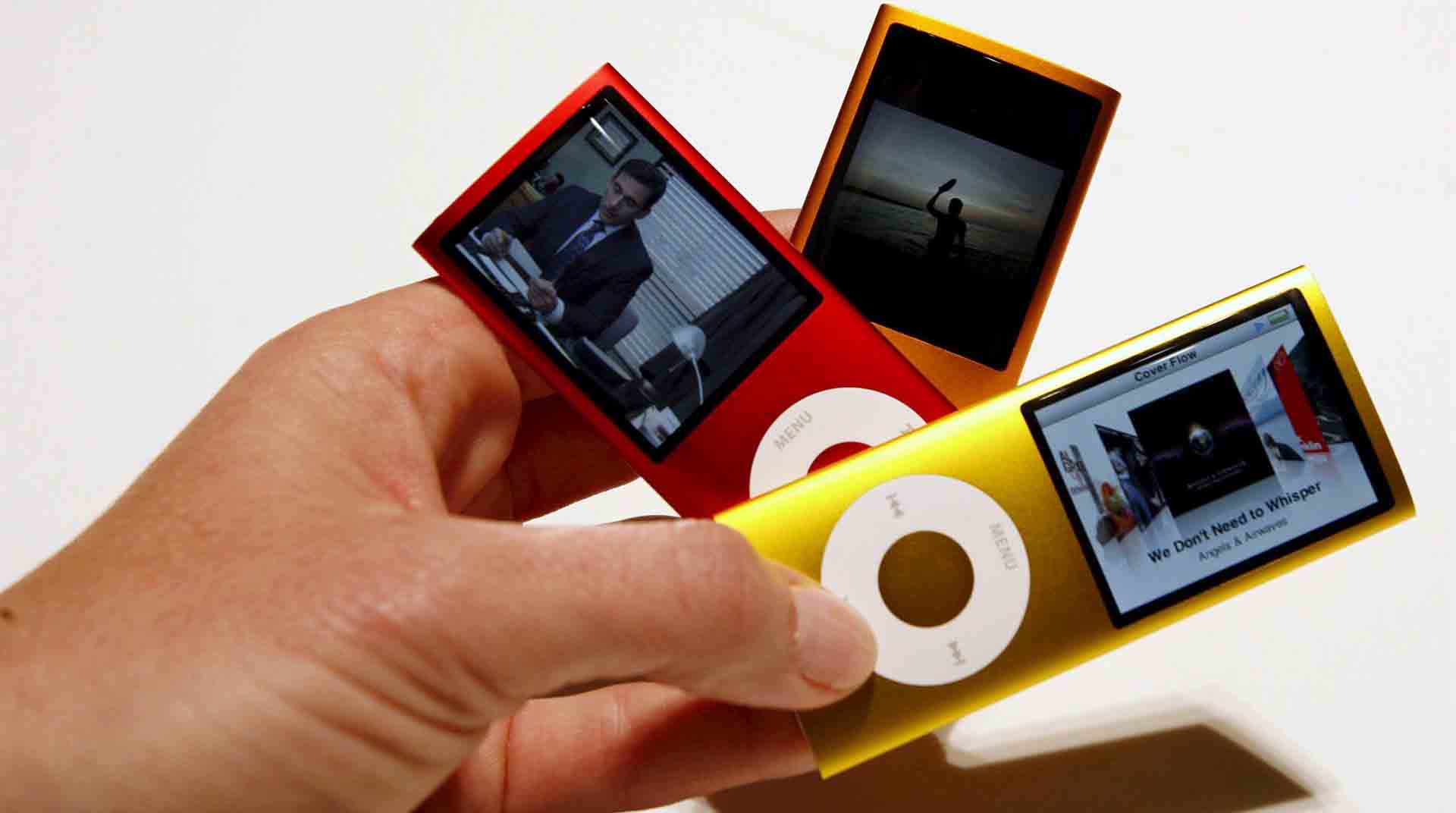 Fotografía de archivo, tomada en septiembre de 2008, en la que se registraron varios modelos del iPod Nano, expuestos durante un acto de Apple, en San Francisco. Foto: EFE.