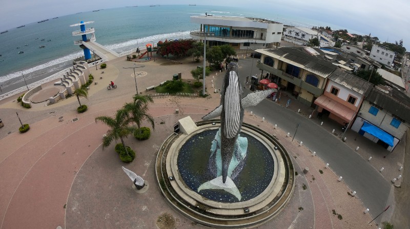 El Malecón escénico cuenta con un nuevo atractivo: un monumento a la ballena sobre una pileta. Foto: Enrique Pesantes / El Comercio
