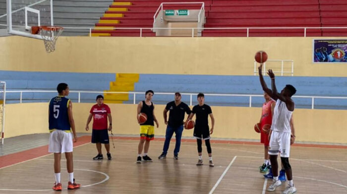 La selección ecuatoriana de baloncesto en la práctica del 16 de mayo del 2022 en el coliseo Tohalli de Manta. Foto: FEB