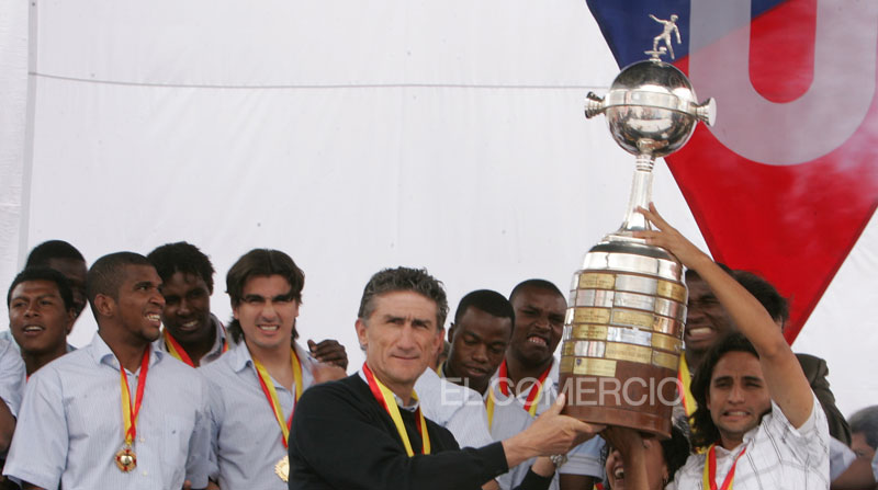 Edgardo Bauza y jugadores de Liga en el 2008, después de ganar la Copa Libertadores. Foto: archivo / EL COMERCIO