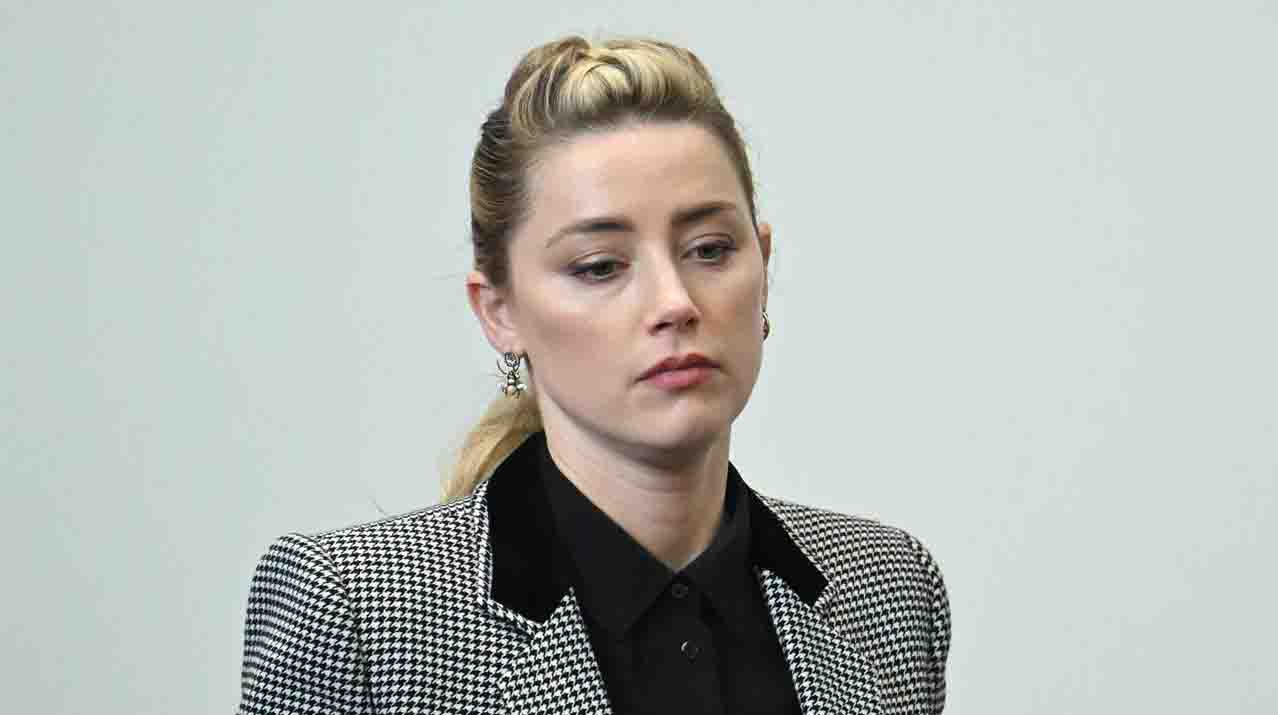 La actriz estadounidense Amber Heard asiste al juicio de la demanda por difamación de Depp contra Heard en el Tribunal de Circuito del Condado de Fairfax, Virginia. Foto: EFE.