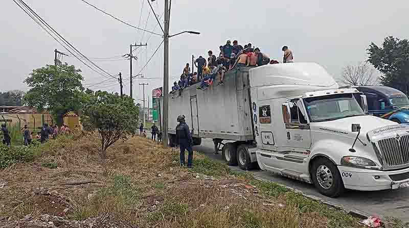 Un grupo de 310 migrantes fueron ubicados en el interior de un tráiler en México. Foto: EFE.