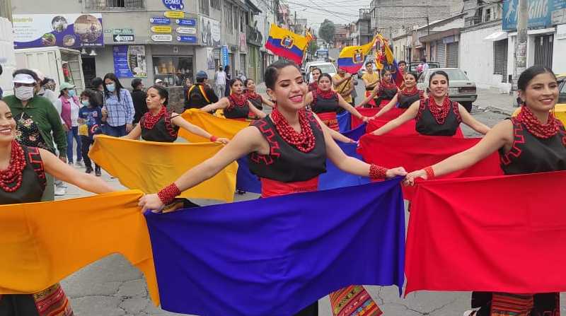 Las jóvenes de la agrupación de danza Pumallacta bailaron durante la Caravana Itinerante Bicentenaria. Foto: Cortesía