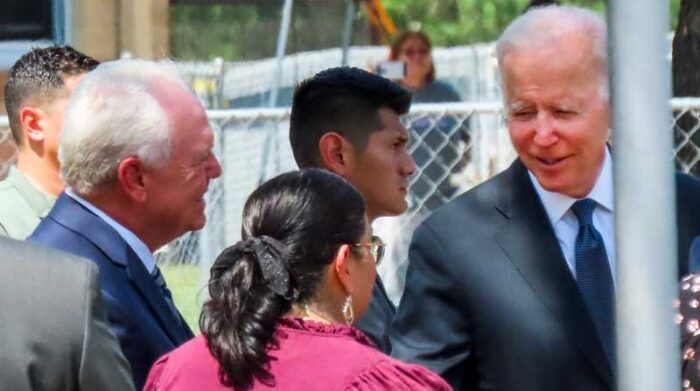 El presidente de Estados Unidos, Joe Biden, y su esposa, Jill, visitaron la escuela primaria Robb de Uvalde (Texas). Foto: EFE/Tannen Maury