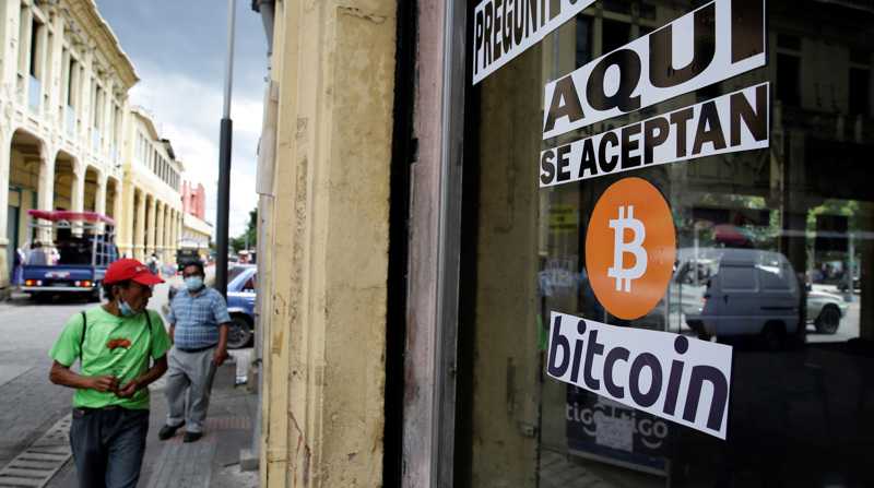 Un local con un cartel donde avisa que se acepta el uso de bitcoin en San Salvador. Foto: EFE/Rodrigo Sura