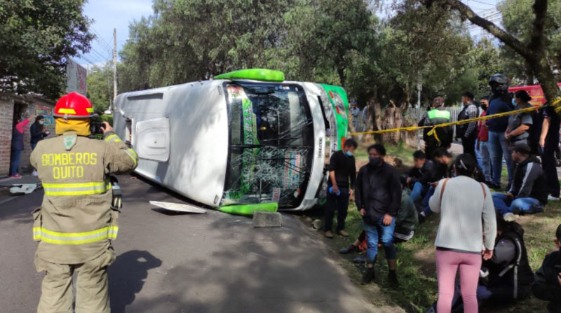Los pasajeros que viajaban en el bus, volcado en Cumbayá, fueron atendidos a un costado de la vía, luego del siniestro de tránsito. Foto: Twitter AMT Quito