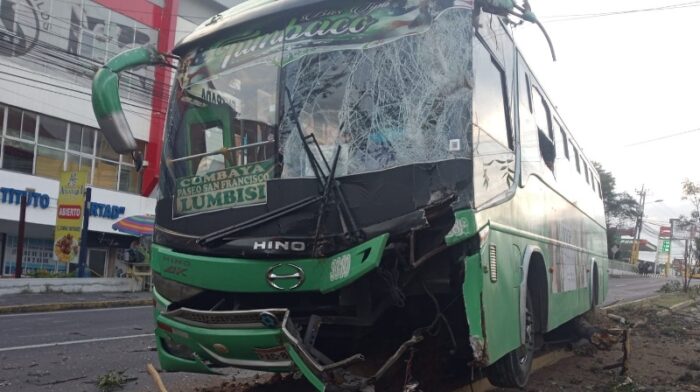 La parte frontal de un bus de transporte público dejó un siniestro de la av. Oswaldo Guayasamín. Foto: AMT Twitter