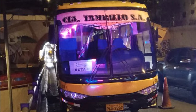 Un bus averiado inhabilitó el tránsito vehicular en la avenida Mariscal Sucre, en Quito. Foto: AMT