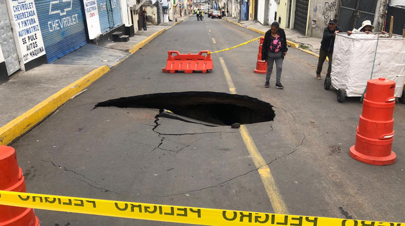 El socavón de la calle Leonardo Freire se abrió en los dos carriles de esa vía del barrio de Carcelén, en el norte de Quito. Foto: Diego Pallero/ EL COMERCIO
