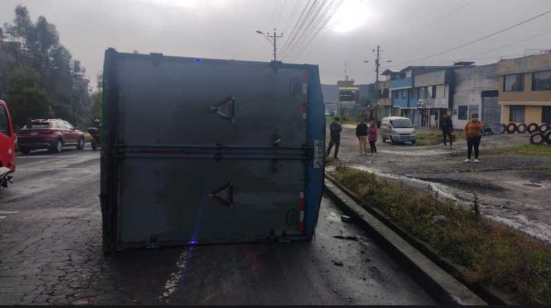 Dos automotores colisionaron en la avenida Simón Bolívar. Foto: AMT Quito