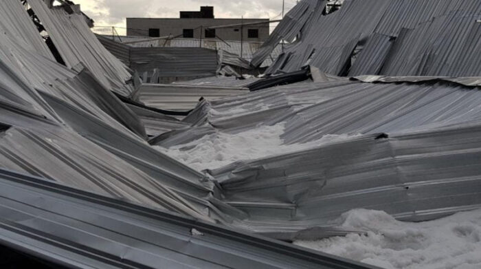 Gran cantidad de hielo quedó sobre el techo de la cancha sintética que colapsó. Bomberos dijeron que el peso hizo caer la infraestructura. Foto: Bomberos Quito