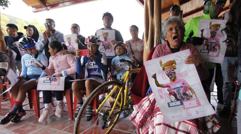 En el Velódromo, se concentraron los habitantes, con bicicletas, para observar la última etapa del Giro. Foto: Patricio Terán / El Comercio