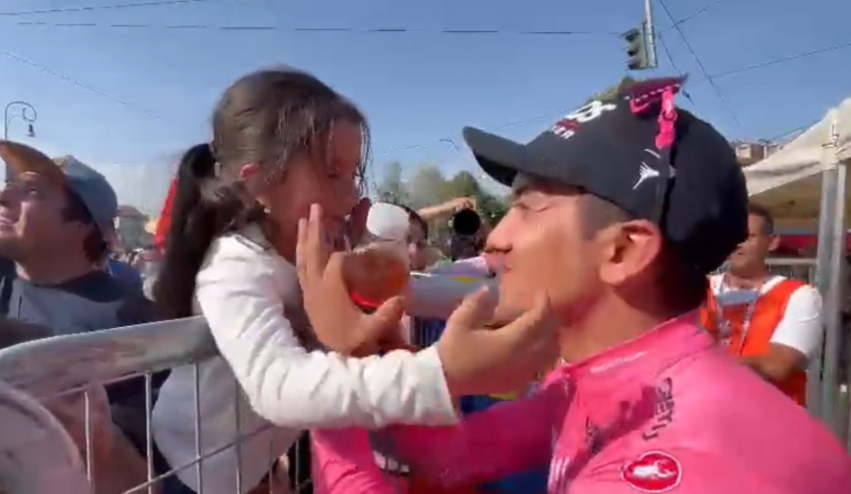 Richard Carapaz junto a su hija Sofía, el final de la etapa 14 del Giro de Italia. Foto: Captura