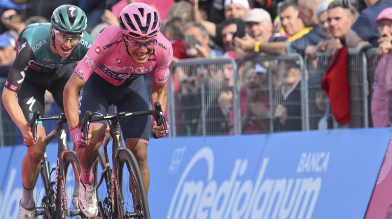 Richard Carapaz (der.), del Ineos, y Jai Hindley, del BORA - hansgrohe, favoritos en el Giro de Italia. Foto: EFE