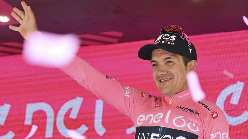 Richard Carapaz, del Ineos Grenadiers, en el podio del Giro de Italia. Foto: EFE