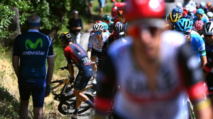Richard Carapaz en el momento de la caída en la etapa 10 del Giro de Italia el 17 de mayo del 2022. Foto: Twitter @INEOSGrenadiers