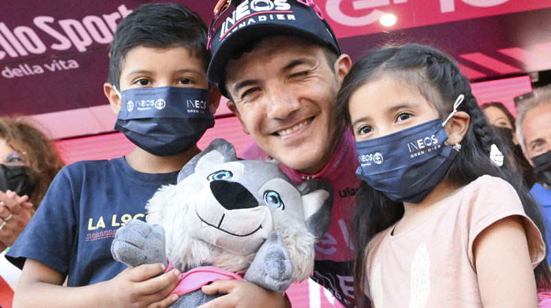 Richard Carapaz y sus hijos en el podio del Giro de Italia el 27 de mayo del 2022. Foto: EFE
