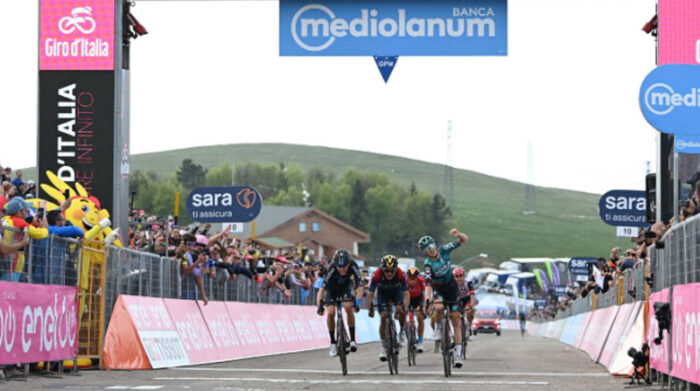 Richard Carapaz (centro) en el ingreso a la meta de la etapa 9 del Giro de Italia, el 15 de mayo del 2022. Foto: @giroditalia