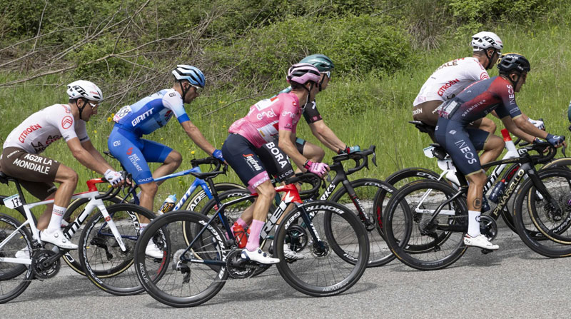 Richard Carapaz (der.) en el pelotón, en la séptima etapa del Giro de Italia, el 13 de mayo del 2022. Foto: EFE