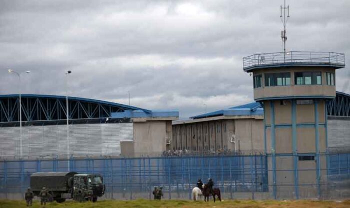 Policías custodian los exteriores de la cárcel de Cotopaxi en julio del 2021. Foto: EL COMERCIO