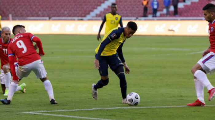 Byron Castillo (amarillo) en un partido de Ecuador con Chile en el estadio Rodrigo Paz Delgado en el 2021. Foto: FEF