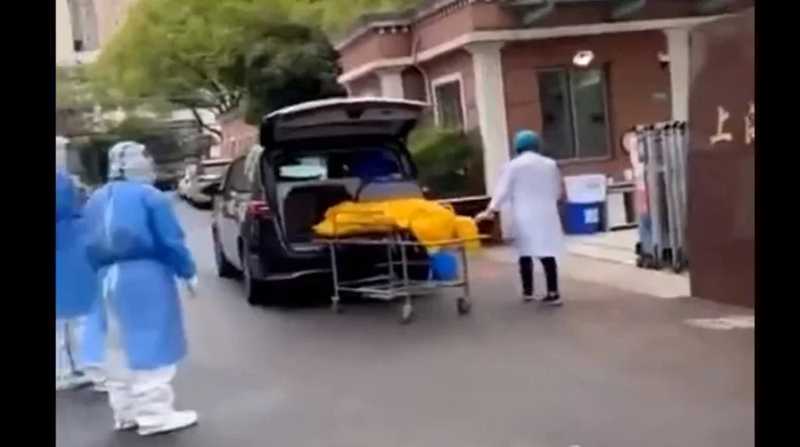 Adulto mayor empezó a moverse dentro de la bolsa mortuoria rumbo a la morgue en Shanghai. Foto: El Tiempo de Colombia