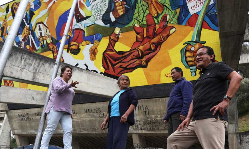 Moradores de La Libertad visitan el Templo de la Patria y hablan del legado de la gesta en el sector. Foto: Diego Pallero/ EL COMERCIO