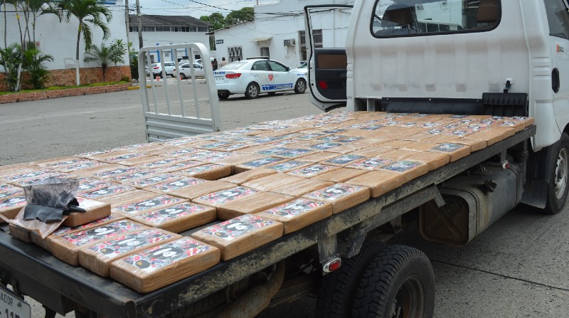 El cargamento de cocaína estaba oculto en el doble fondo de este camión. Foto: Cortesía Policía Nacional