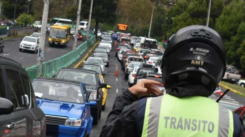 La AMT recomienda tomar vías alternas, en la mañana de este lunes sobre la Autopista General Rumiñahui, contraflujo habilitado en sentido Valle - Quito. Foto: AMT Quito.