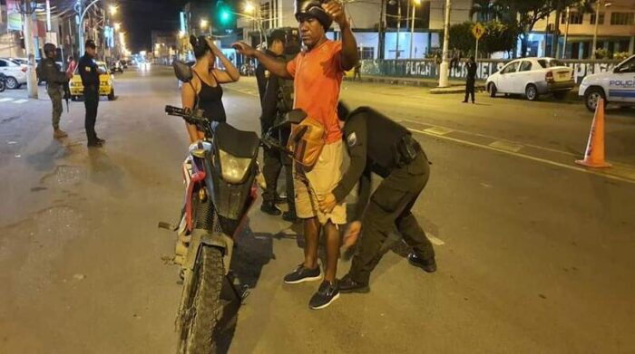Policía y militares ejecutan controles en las vías para contener a los delincuentes. Foto: cortesía Gobernación de Esmeraldas.