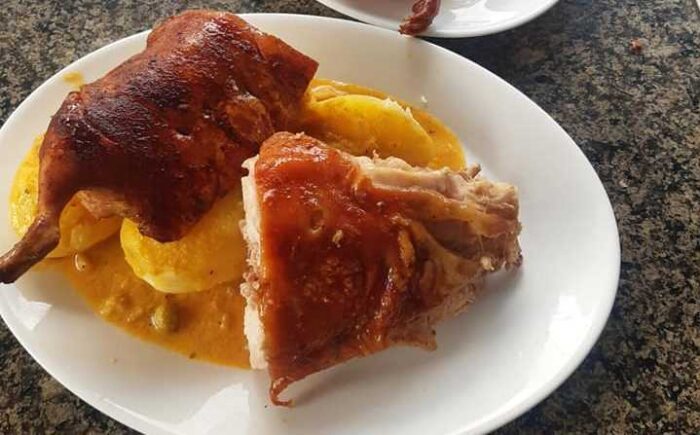 Un plato de cuy asado es la comida tradicional para festejar el Día de las Madres en Ambato. Foto: Redes sociales