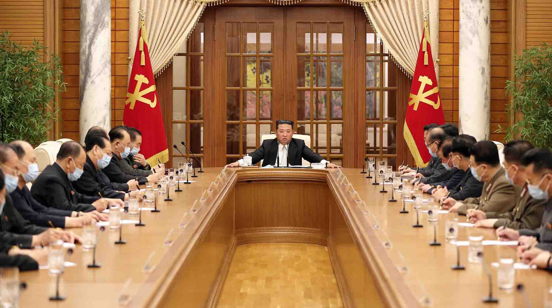 El politburó del Partido de los Trabajadores norcoreano celebró este jueves 12 de mayo de 2022 una reunión presidida por el líder Kim Jong-un. Foto: EFE.