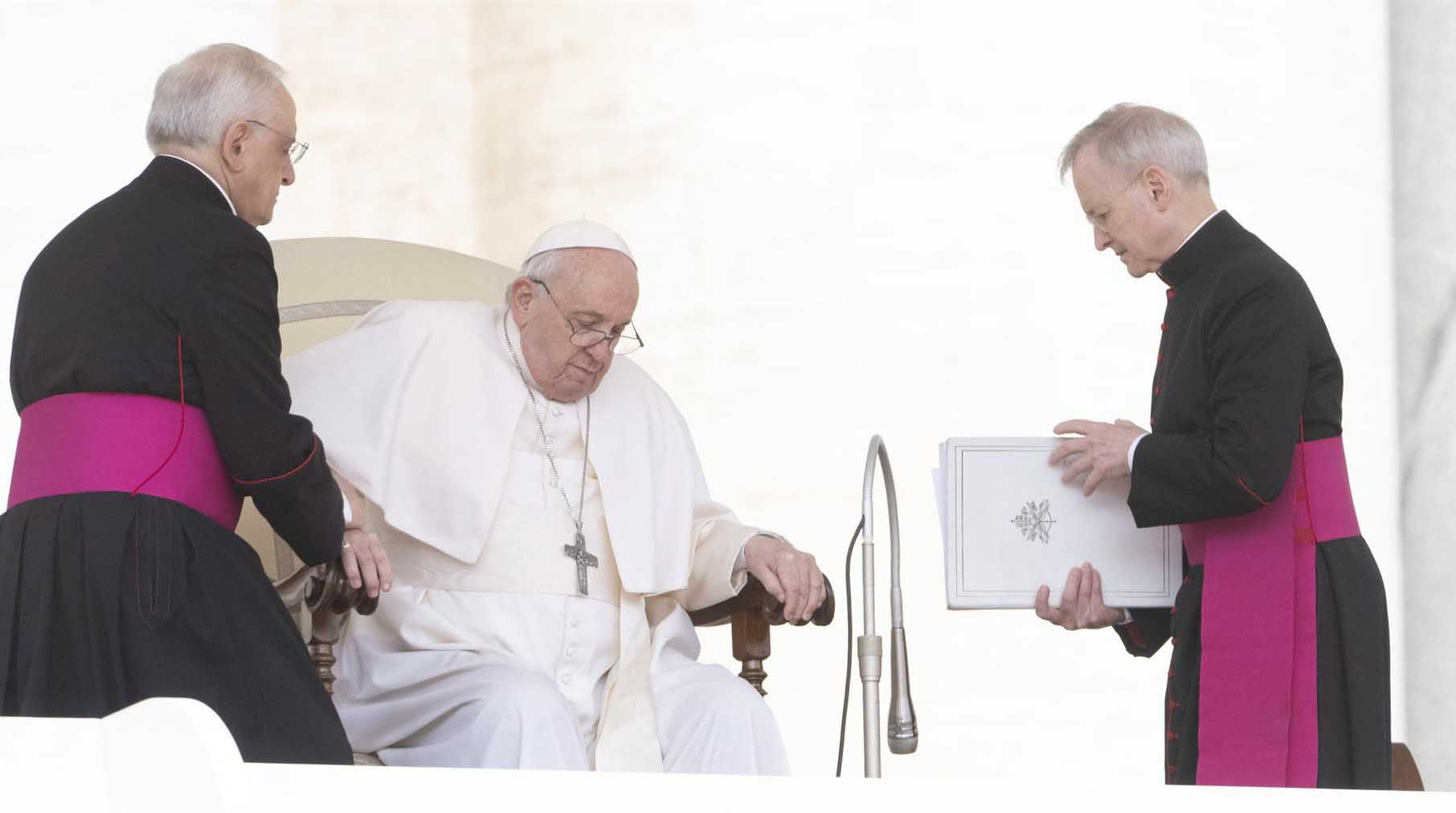 Imagen referencial. El papa utilizó una silla de ruedas para llegar al aula Pablo VI del Vaticano para la XXII Asamblea Plenaria de la Unión Internacional de Superioras Generales. Foto: EFE.