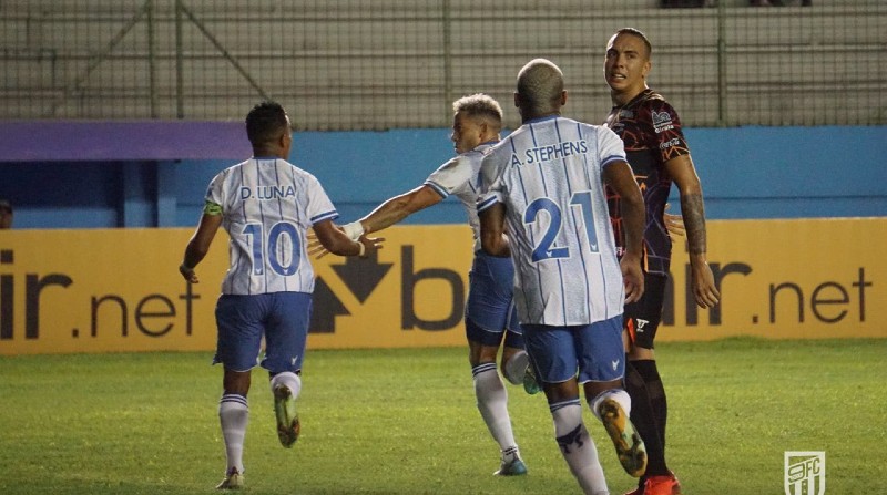 Jugadores de 9 de Octubre celebran uno de los goles marcados en el estadio Jocay de Manta. Foto: Twitter @9deOctubrefc.