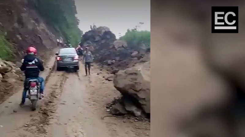 La caída de grandes rocas bloquean el paso en la vía Alóag- Santo Domingo. Foto: Captura de pantalla