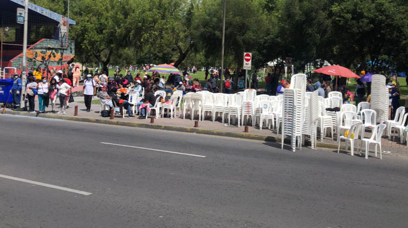 Decenas de personas esperaban la realización del desfile por el Bicentenario, que se suspendió en la av. De los Shyris. Foto: Diego Pallero/ EL COMERCIO