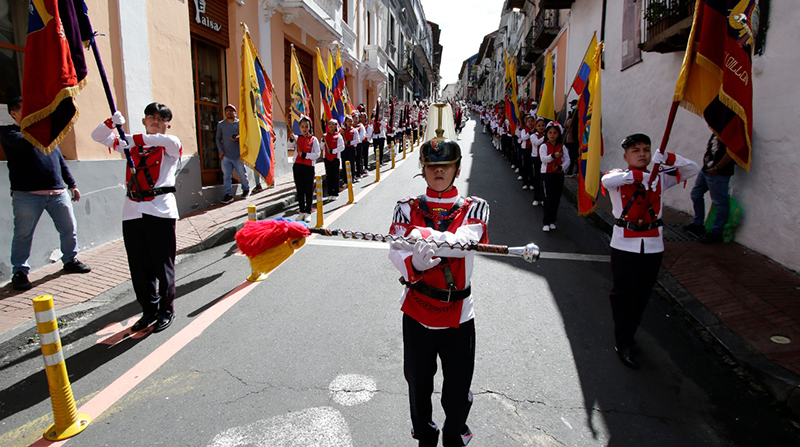 El desfile del Pregón del Bicentenario recorrió las calles del Centro Histórico de Quito. Foto: Carlos Noriega / EL COMERCIO