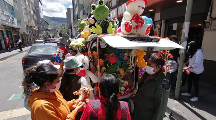 Los comerciantes reportaron aumento de ventas por el Día de la Madre en Ambato. Foto: Modesto Moreta/ EL COMERCIO