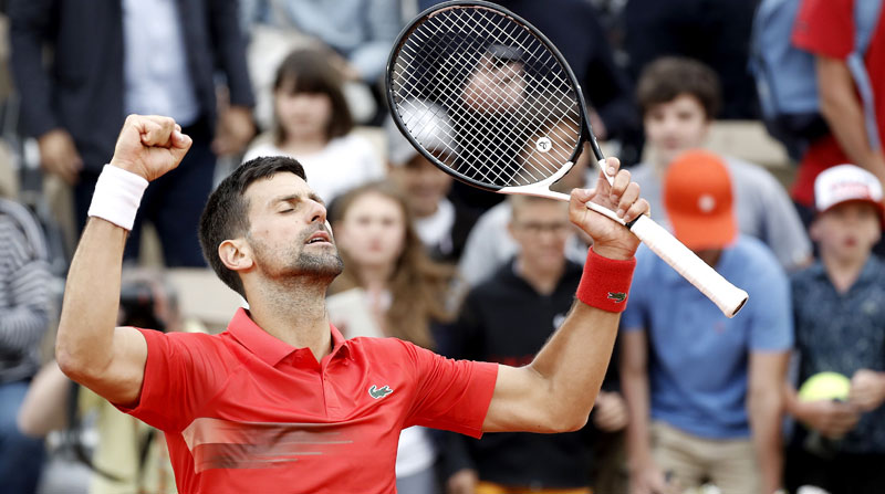 Novak Djokovic festeja el triunfo ante Alex Molcan en Roland Garros. Foto: EFE
