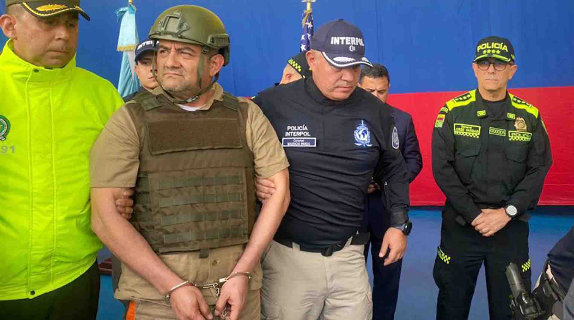 Fotografía cedida por el Ejército Nacional de Colombia que muestra al jefe del Clan del Golfo, Dairo Antonio Úsuga, alias "Otoniel" durante su proceso de extradición desde Bogotá a Estados Unidos. Foto: EFE.